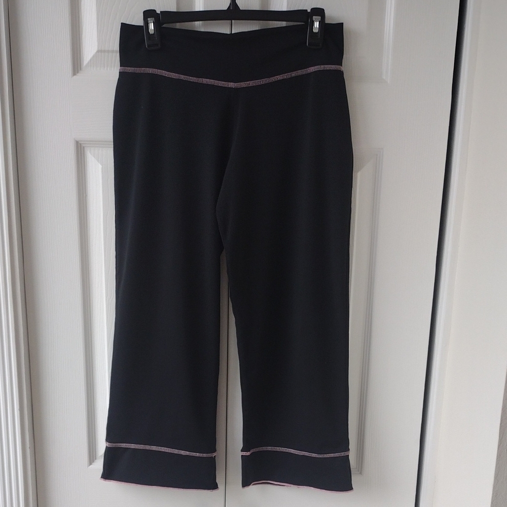 Black Cropped Yoga Pants with Pink Trim